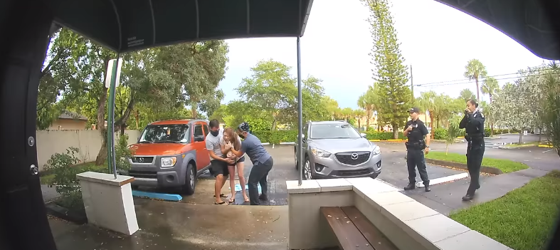 Increíble parto: mujer no alcanzó a llegar al hospital y terminó dando a luz en el estacionamiento