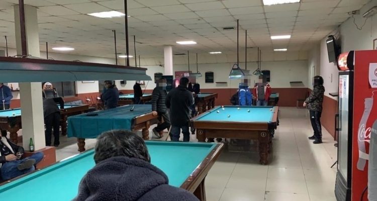 No faltan los porfiados: detienen a 23 personas sorprendidas jugando pool en centro de Concepción