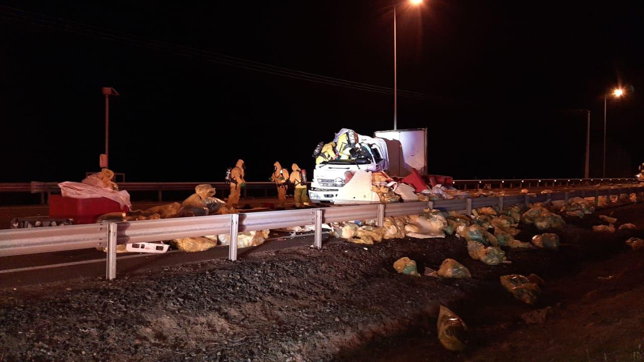Camión con desechos de exámenes COVID volcó tras colisión, dispersando contenido sobre Ruta 5 Norte