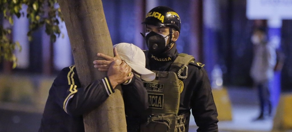 Tragedia en Lima: 13 personas murieron intentando escapar de la policía en fiesta clandestina