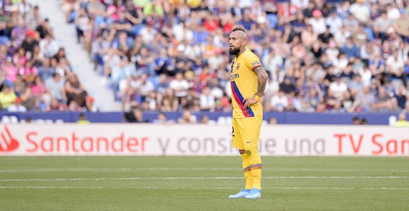 Hinchas del FC Barcelona le hacen la cruz a Arturo Vidal y piden su salida