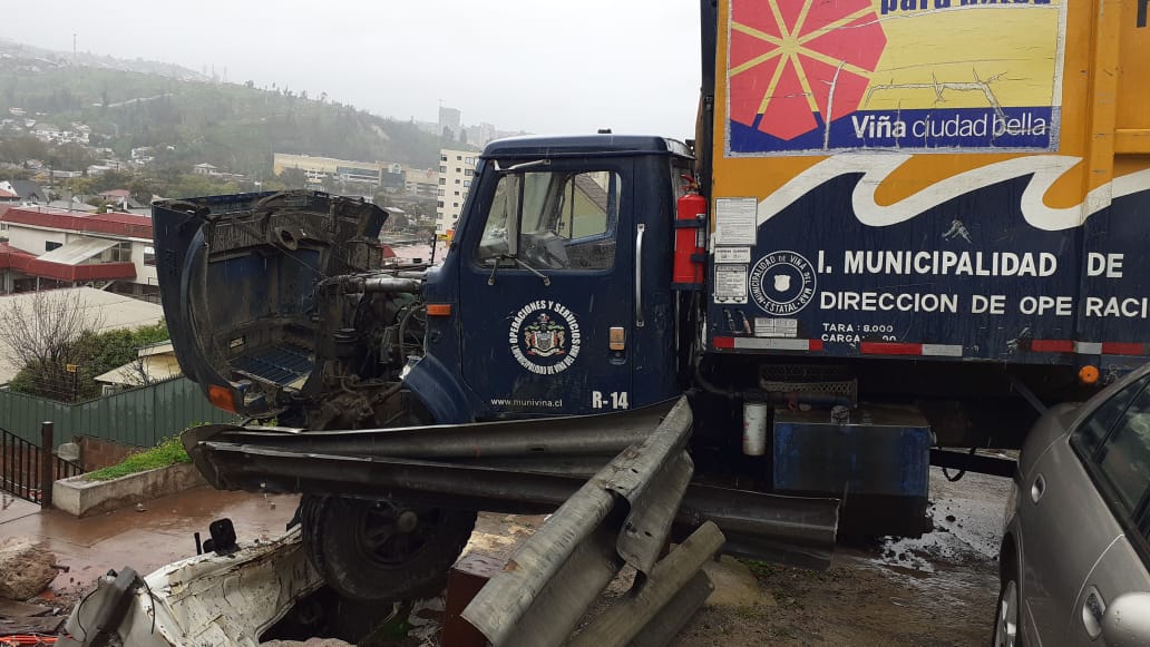 Camión impactó muralla de vivienda en Viña del Mar