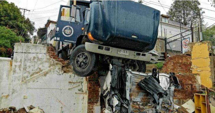 Camión impactó muralla de vivienda en Viña del Mar 