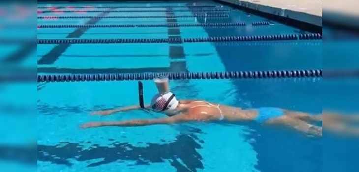 Nadadora olímpica Katie Ledecky se gana ovación al cruzar piscina con un vaso con leche en la cabeza