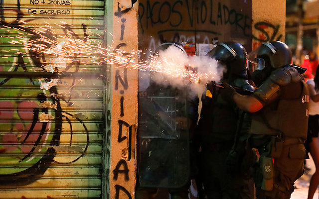 Excarabinero cumplirá en libertad vigilada pena de 5 años por lanzar lacrimógena a cabeza de joven