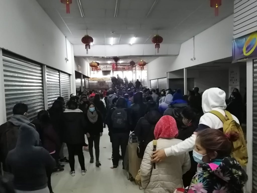 Clausuran polémico "mall chino" de Santiago tras gran aglomeración de personas