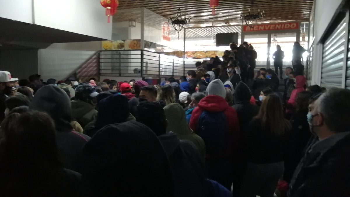 gran aglomeración en "mall chino" de Santiago tras fin de la cuarentena