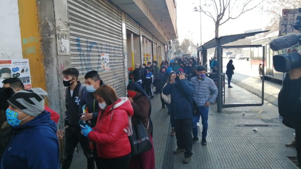 gran aglomeración en "mall chino" de Santiago tras fin de la cuarentena
