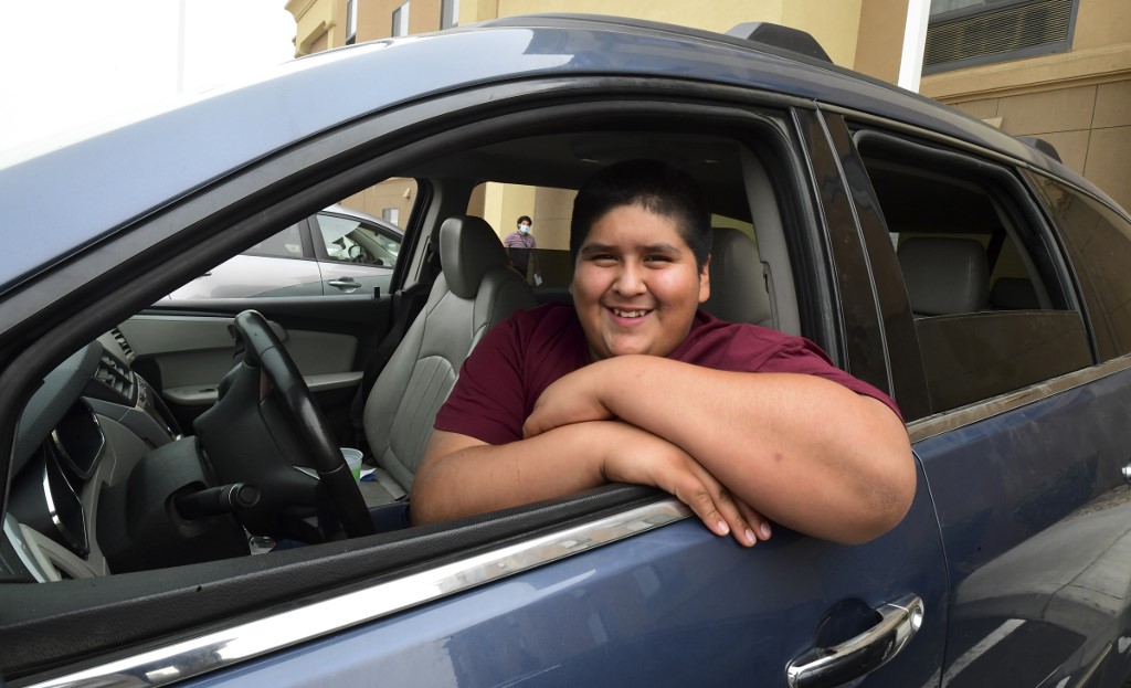 Adolescente de 14 años aprendió a conducir de golpe por incendios en California