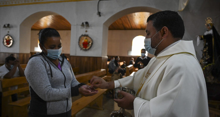 Gobierno anuncia protocolo para realizar cultos religiosos: comunas en cuarentena quedan excluidas