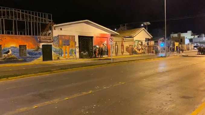 este domingo un grupo de personas llegaron en tres camionetas hasta el Mercado de Coquimbo y atacaron sus dependencias, causando destrozos y sacando mercadería del lugar.