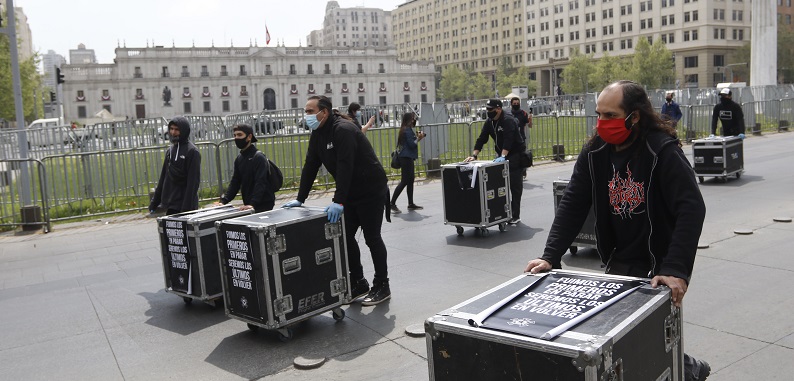 trabajadores del espectáculo se movilizan para entregar carta en La Moneda