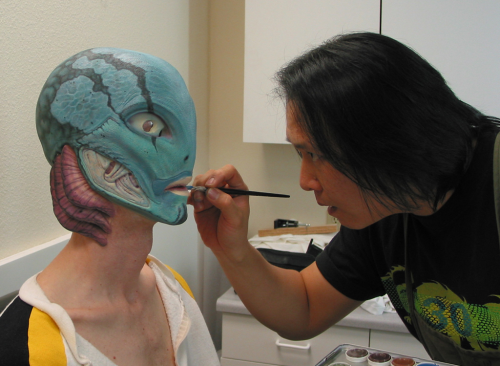 Steven Wang maquillando a Doug Jones | MonsterLegacy