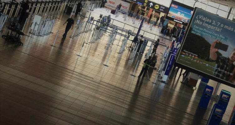 Chileno se hizo el chistoso en aeropuerto: perdió vuelos, vacaciones y demanda contra Latam