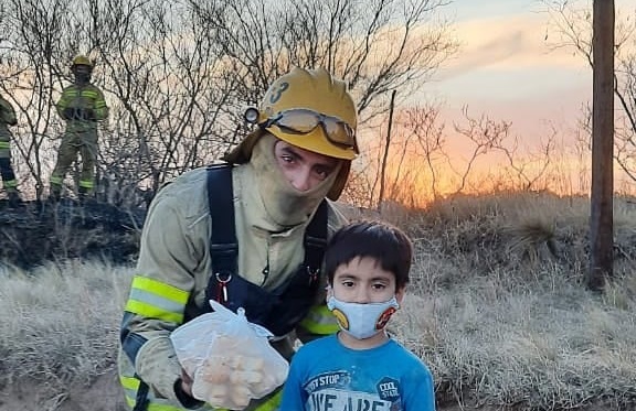 niño usó sus ahorros para agradecerle bomberos en Córdoba