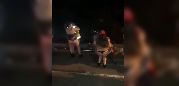 mujeres semidesnudas, fiesta paro camioneros