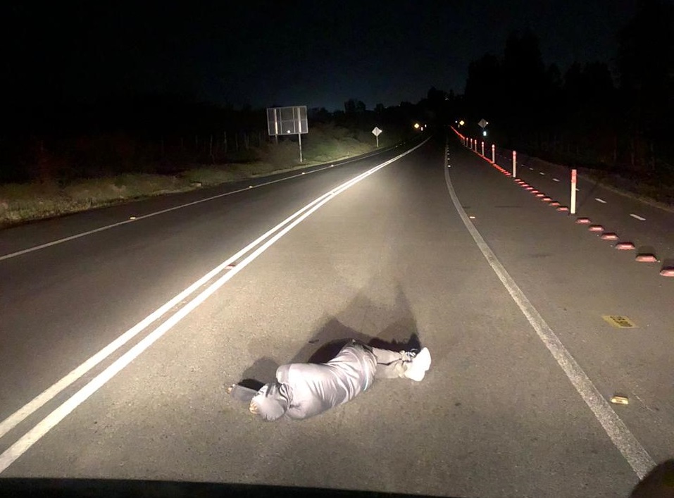 hombre durmiendo en plena carretera