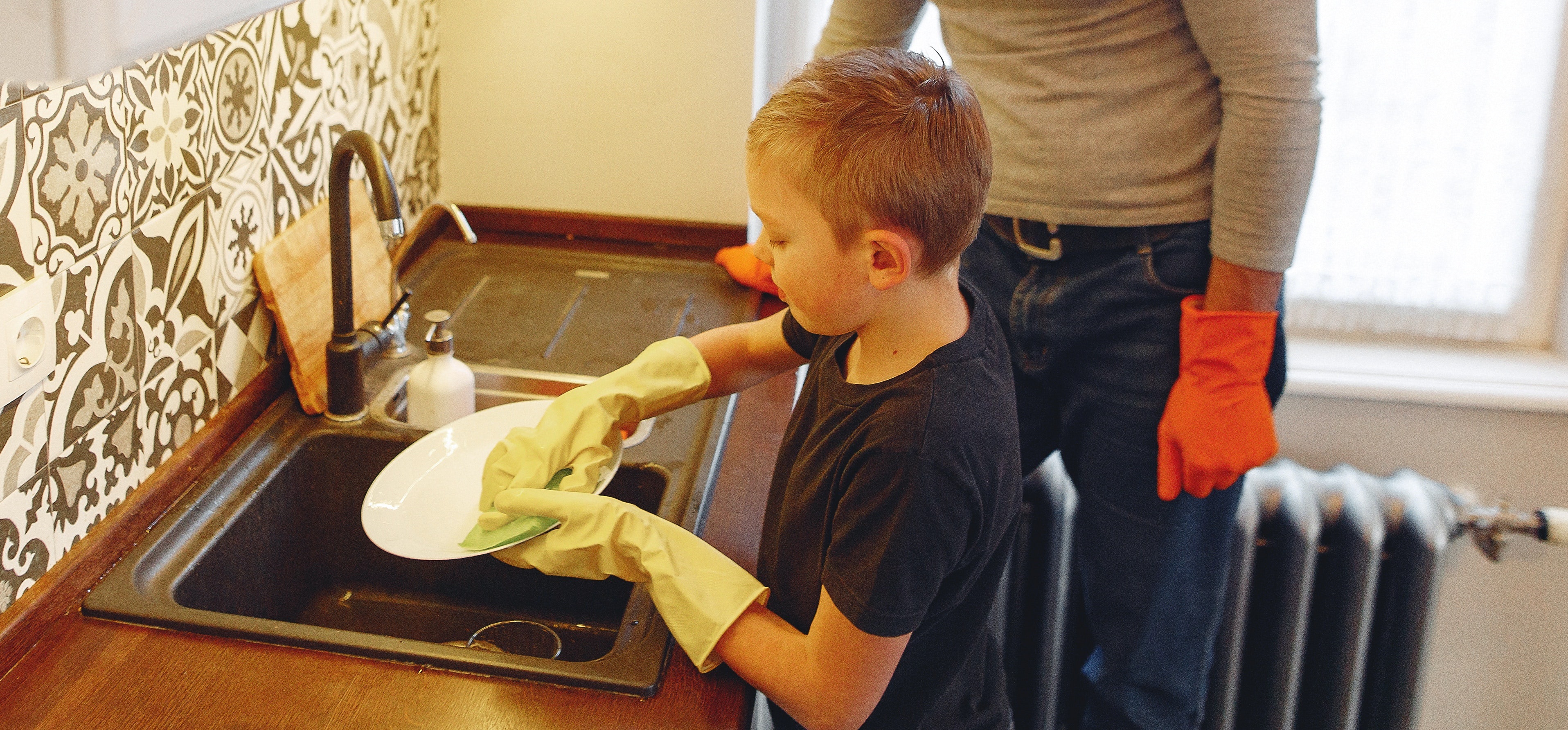 Por qué es importante incluir a los niños en las tareas del hogar: expertos revelan los beneficios