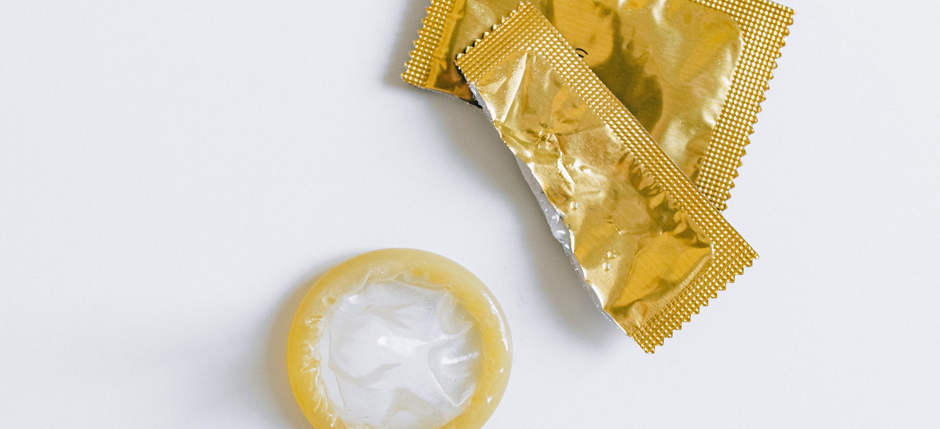 ¿Guardas preservativos en estos lugares? Expertas explican por qué es un grave error