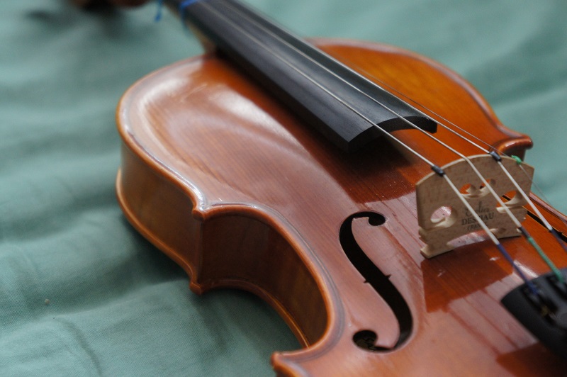 Joven que vendía su violín para pagar estudios recibió inesperada ayuda: caso se volvió viral