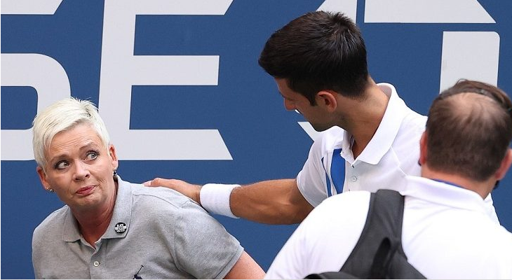 Djokovic descalificado del Abierto de EEUU por lanzar pelota contra jueza de línea