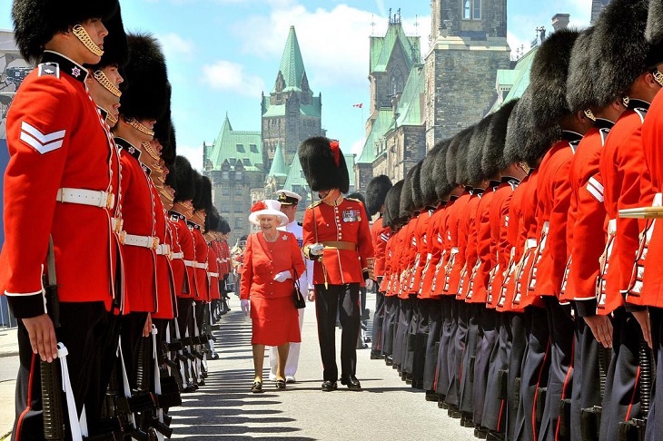 Reina Isabel II y guardias