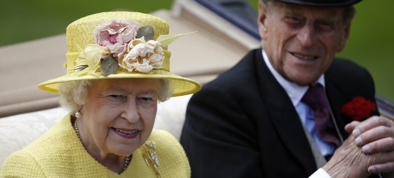 Reina Isabel vuelve sola a Windsor para retomar sus labores: príncipe Felipe no la acompañó