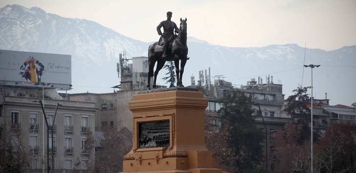 Resguardan monumento al general Baquedano