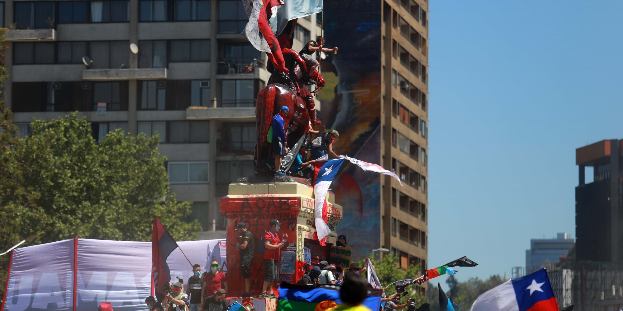 Las imágenes que dejaron las primeras horas de la conmemoración del 18-O en la Plaza Baquedano