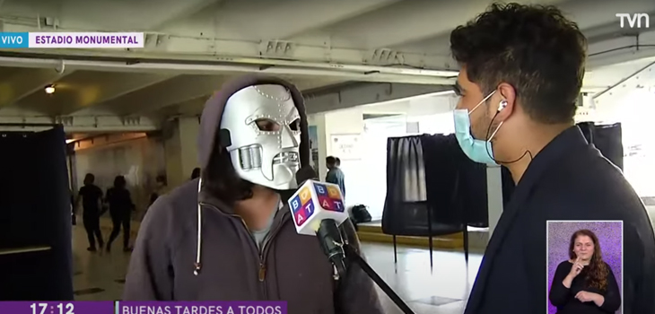 vocal de mesa usa máscara de Doctor Doom durante Plebiscito 2020