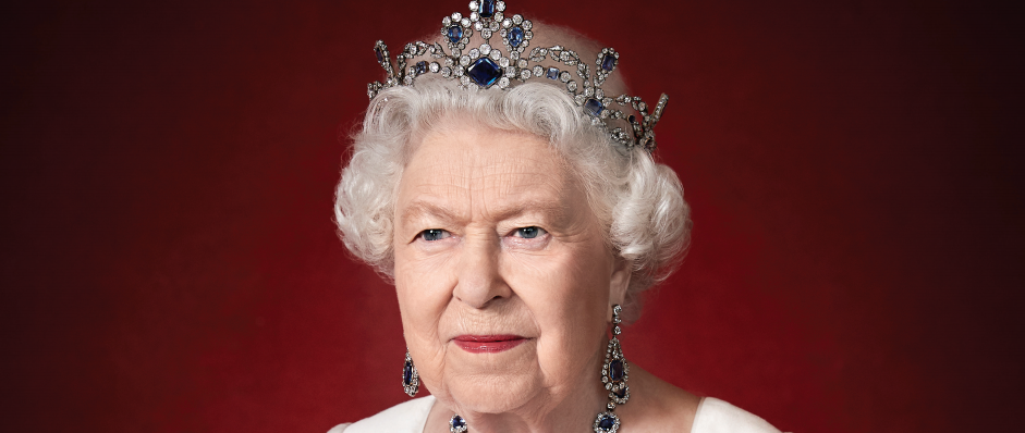 El escándalo amoroso que "esconde" la tiara que usó la reina Isabel para su nuevo retrato oficial
