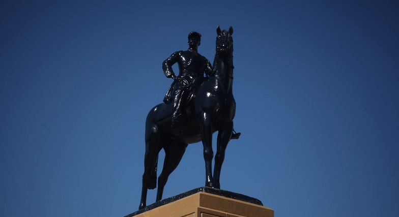 CMN acuerda mantener ubicación de la estatua de General Baquedano