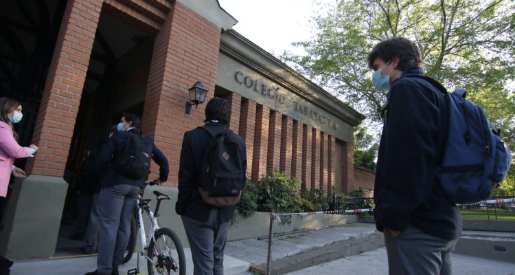 Ministro Figueroa destaca retorno a clases en al menos 70 colegios del país en medio de la pandemia