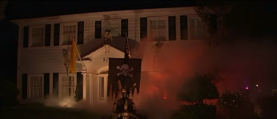 Parece que está en llamas: la casa que se ha hecho famosa por su impactante decoración de Halloween