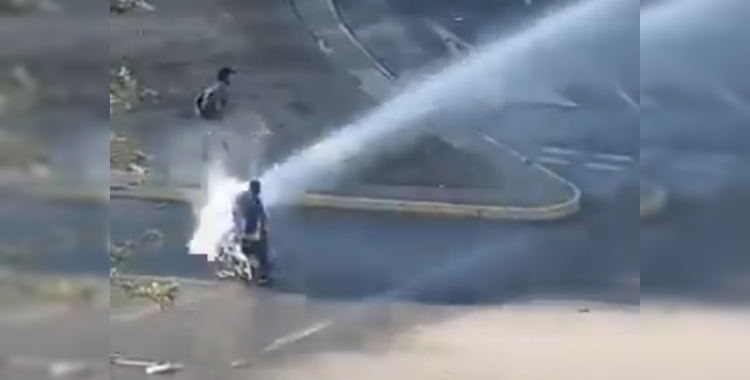 Chorro de carro lanza agua derriba a hombre en silla de ruedas: Carabineros indaga responsabilidades