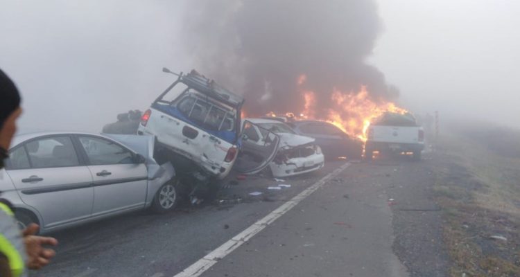Impactante colisión múltiple deja vehículos ardiendo en Ruta 5 sur a la altura de Victoria