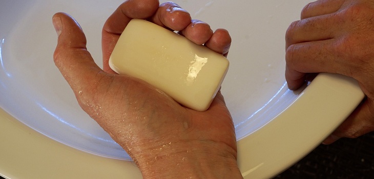 ¿Cómo saber si el jabón que uso es el correcto para mi piel? Dermatólogos despejan dudas