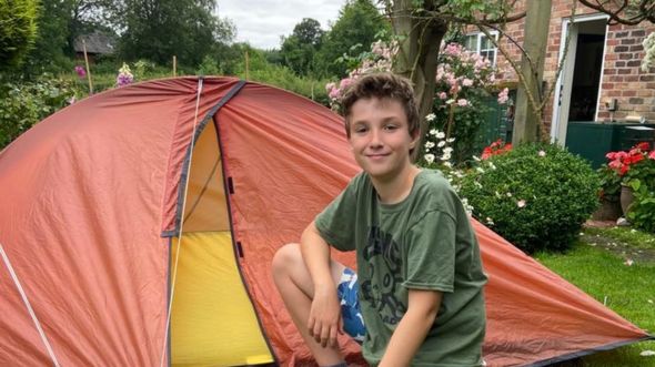 Max Woosey: el niño británico que lleva 200 noches durmiendo en carpa en honor a vecino fallecido