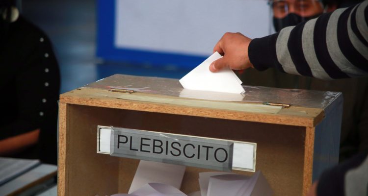 ¿Pueden vocales de mesa designados presentar excusas tras publicación de nómina definitiva?