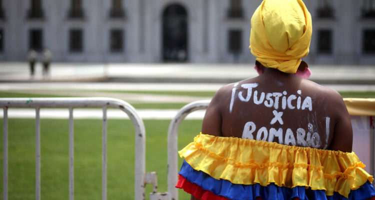 Mamá de joven muerto en estallido social protestó en La Moneda: "Como era negro, era blanco fácil"