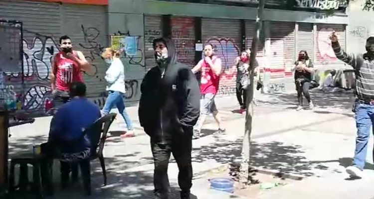 Manifestantes expulsan a hombre que habría atacado con un martillo el paradero de Metro Santa Lucía