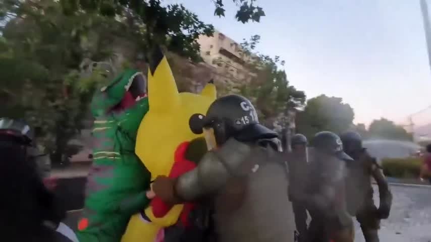 "Tía Pikachu" acusa agresión e intento de detención por parte de Carabineros