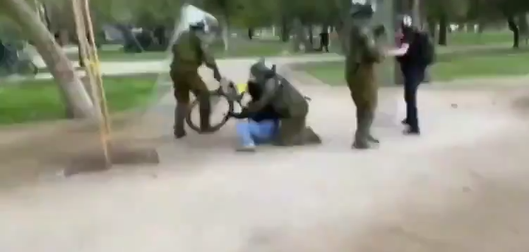 Viralizan detención de Carabineros en el parque Forestal: uniformada se abalanzó sobre ciclista