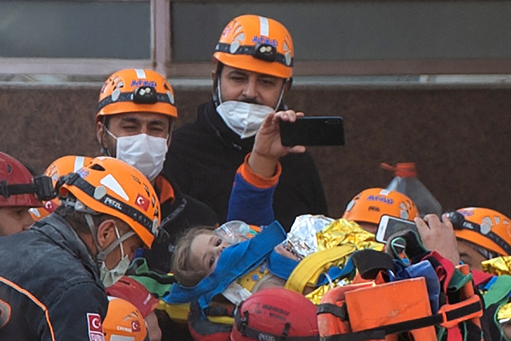 Rescatan con vida a niña de 3 años en Turquía
