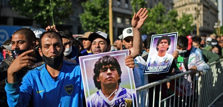 miles de argentinos desfilan ante el féretro de Maradona