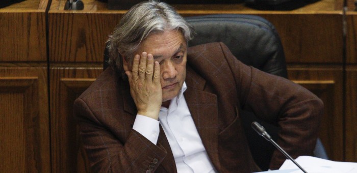 Senador Alejandro Navarro es llevado de urgencia hasta hospital