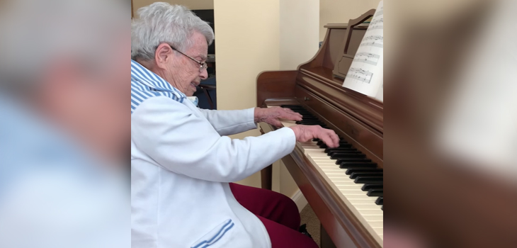 Anciana con demencia senil se vuelve viral por tocar el piano