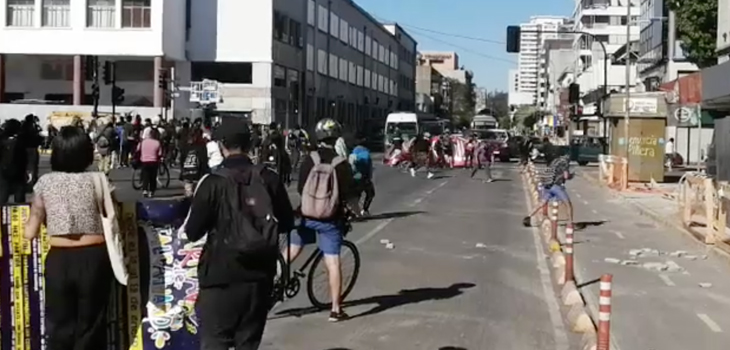 Captaron violento apedreamiento contra furgón de Carabineros en centro de Concepción