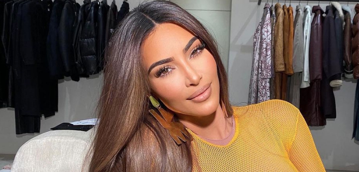  Kim Kardashian presentó su línea de maquillaje de invierno con sexy fotografía en redes sociales