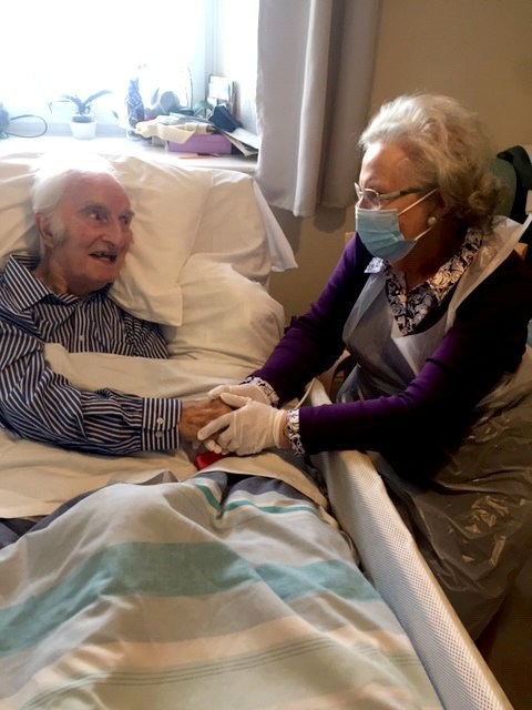 La historia tras postal viral de matrimonio de adultos mayores dándose la mano tras meses sin verse